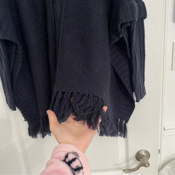 ARDENE | Black Cable knit fringed oversized shawl - Picture 6 of 9